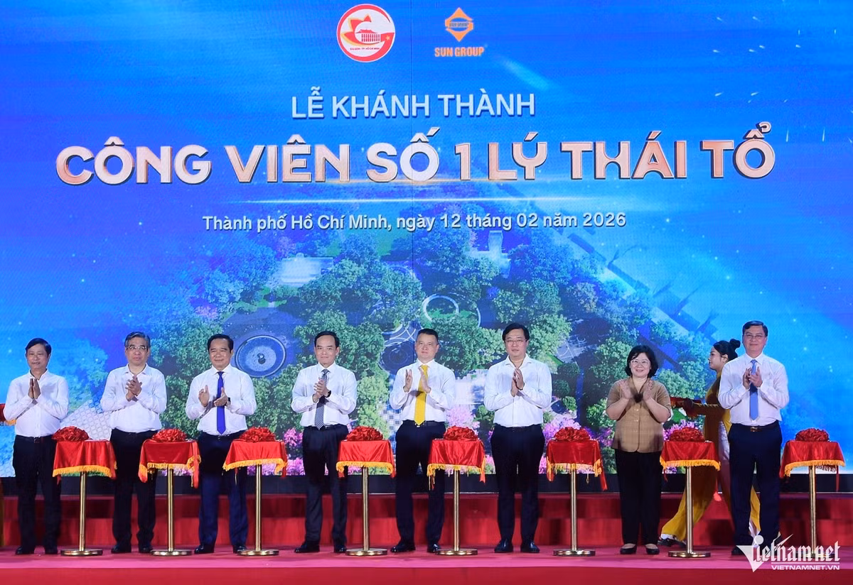 Đến tham dự có Bí thư Thành ủy TPHCM Trần Lưu Quang, Phó Bí thư Thường trực Lê Quốc Phong, Chủ tịch UBND TPHCM Nguyễn Văn Được, Chủ tịch UB MTTQ Việt Nam TPHCM Nguyễn Phước Lộc cùng lãnh đạo các cơ quan Đảng và chính quyền thành phố.