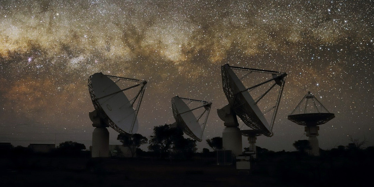 Nguồn vô tuyến này sáng lên nhanh chóng, giải phóng một lượng năng lượng vô tuyến tương đương với tổng năng lượng phát ra của hàng tỷ mặt trời, rồi sau đó mờ dần theo thời gian. Ảnh: Alex Cherney.