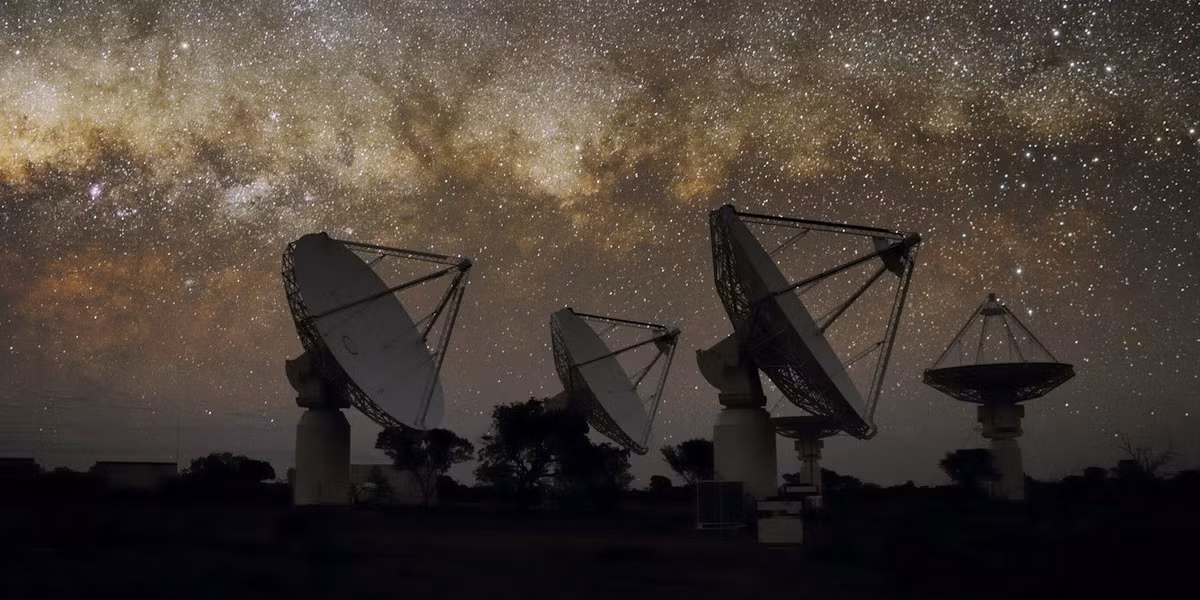 Nguồn vô tuyến này sáng lên nhanh chóng, giải phóng một lượng năng lượng vô tuyến tương đương với tổng năng lượng phát ra của hàng tỷ mặt trời, rồi sau đó mờ dần theo thời gian. Ảnh: Alex Cherney.