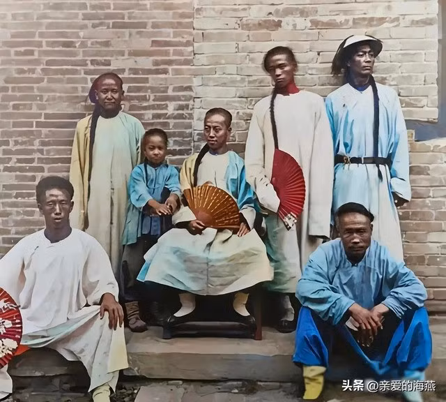 Người dân chìm đắm trong sự tê liệt và vô hồn. Nền lễ giáo phong kiến nhà Thanh như một tầng xiềng xích nặng nề đè nén hoàn toàn thể xác lẫn tinh thần họ.