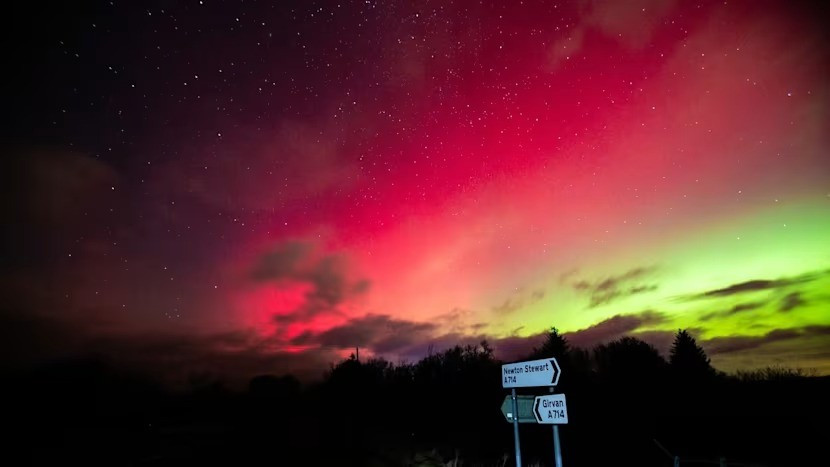 Tuy nhiên, mặt tích cực là bão địa từ mạnh cũng tạo điều kiện để cực quang "trình diễn màn biểu diễn ánh sáng" tuyệt vời và lan rộng tới nhiều khu vực hiếm khi quan sát được hiện tượng này. Ảnh: David McCreadie.
