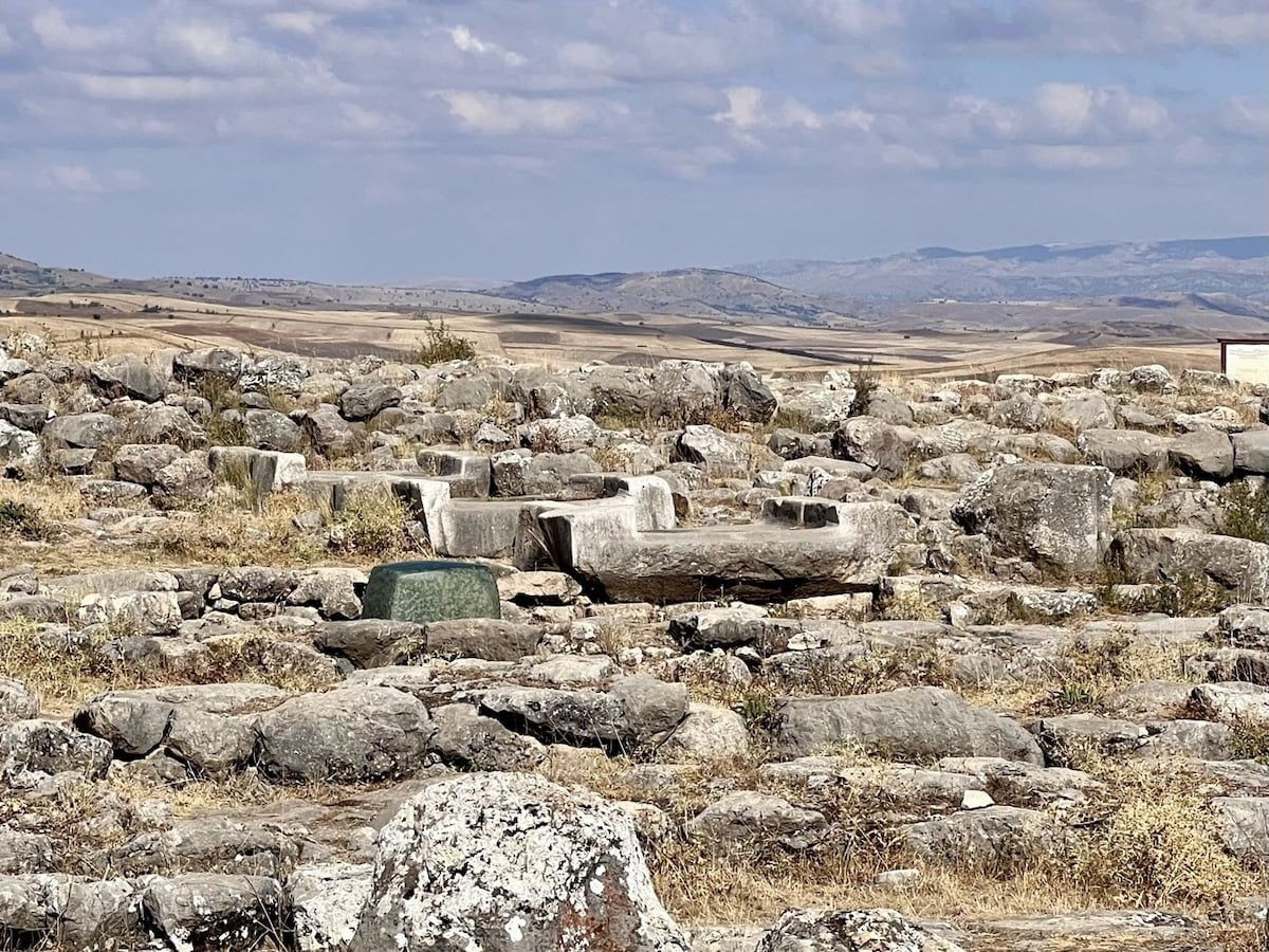 Một giả thuyết khác là tảng đá xanh bí ẩn ban đầu có thể được dùng làm bệ hoặc đế cho một bức tượng thần đã mất. Trong khi đó, quan điểm khác suy đoán nó có thể được dùng như một chỗ ngồi mang tính biểu tượng dành cho nhân vật quan trọng của hoàng gia khi tham gia nghi lễ lớn tổ chức ở ngôi đền. Ảnh: techzelle.com.