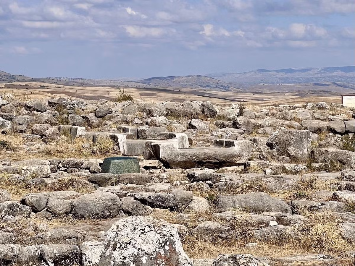 Một giả thuyết khác là tảng đá xanh bí ẩn ban đầu có thể được dùng làm bệ hoặc đế cho một bức tượng thần đã mất. Trong khi đó, quan điểm khác suy đoán nó có thể được dùng như một chỗ ngồi mang tính biểu tượng dành cho nhân vật quan trọng của hoàng gia khi tham gia nghi lễ lớn tổ chức ở ngôi đền. Ảnh: techzelle.com.