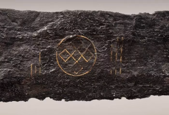 Các chuyên gia cho hay thanh kiếm được tìm thấy trong tình trạng khá tốt. Họ suy đoán vũ khí này được bảo quản tốt như vậy có thể là nhờ đất sét kỵ khí (nghèo oxy). Ảnh: Ruben de Heer/ RMO.