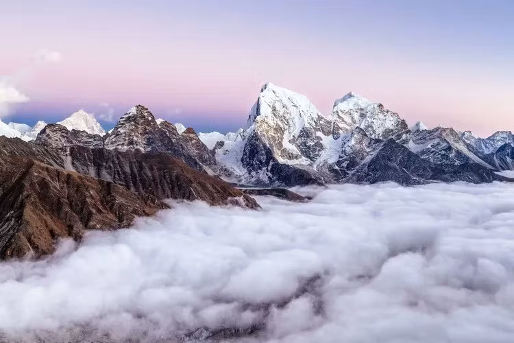 Theo đó, bên dưới dãy Himalaya, 2 lớp vỏ Trái đất tạo ra đủ lực nổi để giữ cho khu vực được nâng lên, trong khi vật liệu lớp phủ cung cấp sức đề kháng và sức mạnh cơ học để cấu trúc đó được giữ vững. Ảnh: Krzysztof Wojtanowski, Khumjung, 2017.