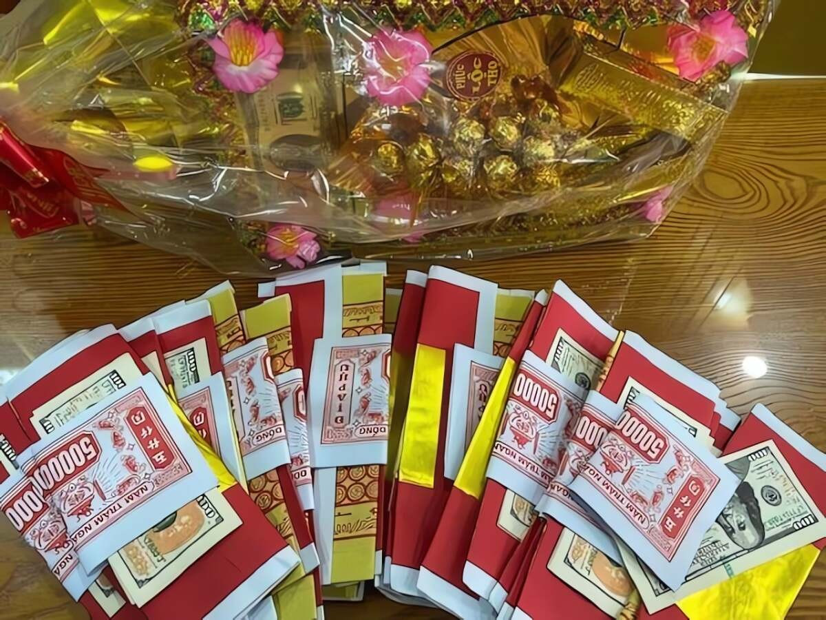 Tiền âm phủ, vàng mã bày lâu ngày không để trên bàn thờ ngày Tết.