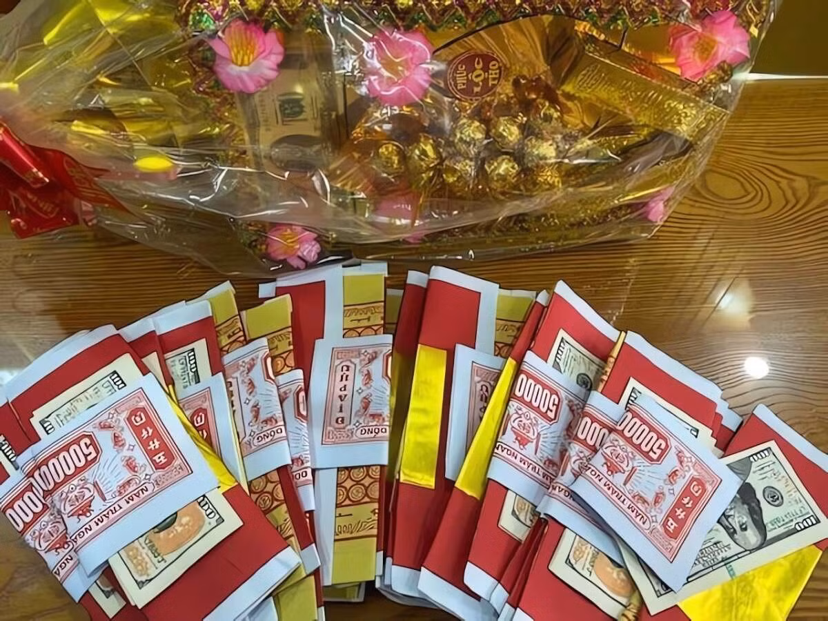 Tiền âm phủ, vàng mã bày lâu ngày không để trên bàn thờ ngày Tết.