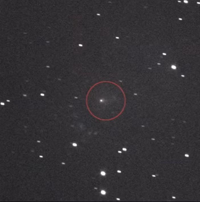 Kính viễn vọng Hubble là một trong những thiết bị đầu tiên quan sát 3I/ATLAS ngay sau khi nó được phát hiện với hình ảnh giống giọt nước. Ảnh: NASA.