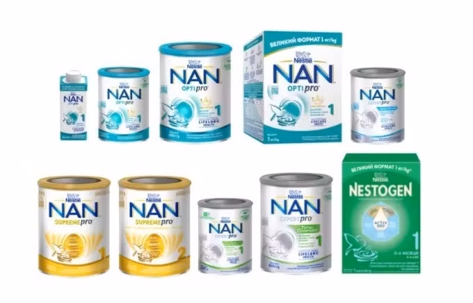 Ngày 7/1/2026, Food Safety News đưa tin về việc hãng Nestlé mở rộng phạm vi thu hồi sữa công thức tại hơn 50 quốc gia do nghi ngờ sản phẩm nhiễm cereulid - loại độc tố do vi khuẩn Bacillus cereus tạo ra, tồn tại trong nguyên liệu thô từ một nhà cung cấp. Trẻ ăn phải thực phẩm chứa độc tố này thường xuất hiện triệu chứng trong vòng 5 tiếng đồng hồ, gây buồn nôn và nôn mửa nghiêm trọng kéo dài từ 6 đến 24 giờ. Ảnh: Nestlé Ukraine.