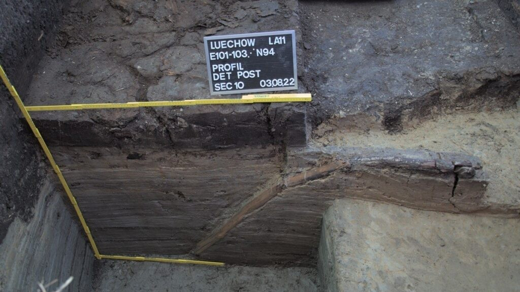 Nhờ điều kiện bảo tồn độc đáo trong môi trường đầm lầy than bùn, các nhà khảo cổ học không chỉ có thể tái tạo lại chính khu mộ mà còn cả cảnh quan nghi lễ xung quanh. Đây điều hiếm khi có thể thực hiện được tại các địa điểm tiền sử. Ảnh: LEIZA / Harald Lübke.