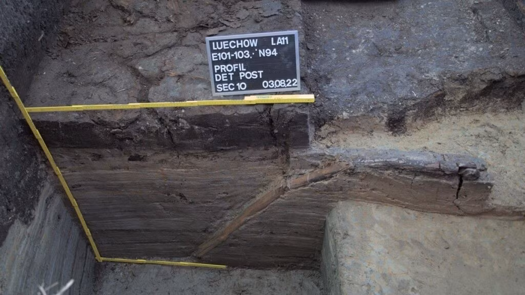 Nhờ điều kiện bảo tồn độc đáo trong môi trường đầm lầy than bùn, các nhà khảo cổ học không chỉ có thể tái tạo lại chính khu mộ mà còn cả cảnh quan nghi lễ xung quanh. Đây điều hiếm khi có thể thực hiện được tại các địa điểm tiền sử. Ảnh: LEIZA / Harald Lübke.