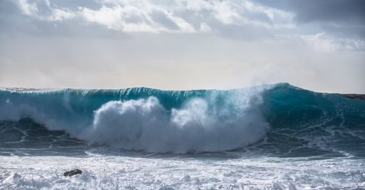 Hiệu ứng đầu tiên là hội tụ tịnh tiến xảy ra khi những cơn sóng di chuyển ở tốc độ và hướng khác nhau tình cờ thẳng hàng ở cùng thời gian và địa điểm. Chúng xếp chồng lên nhau, tạo thành đỉnh sóng cao hơn rất nhiều so với bình thường. Hiệu ứng thứ hai mang tên phi tịnh tiến ràng buộc bậc hai là hiệu ứng tự nhiên kéo giãn hình dạng cơn sóng, làm đỉnh sóng cao hơn 15 - 20%. Ảnh: passporthealthusa.