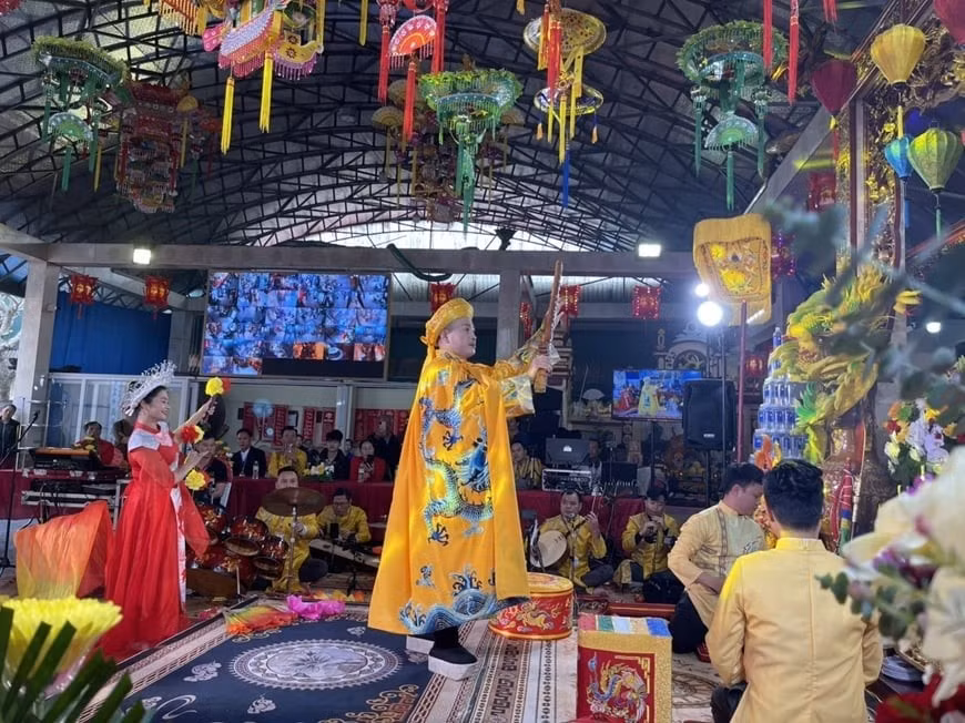 Nghi lễ hầu đồng thường được thực hành phổ biến ở các địa phương vào dịp đầu xuân. Ảnh: NGỌC HÀ