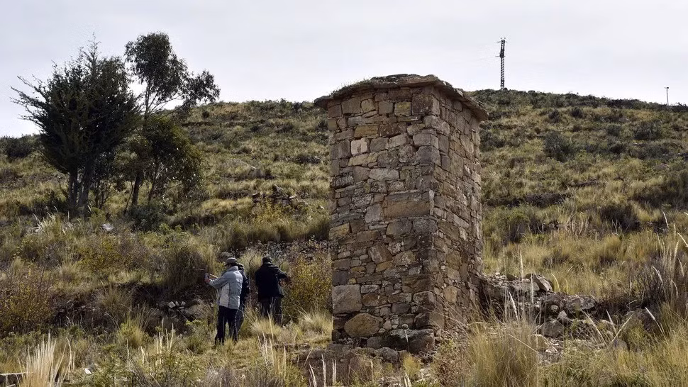 Hộp sọ người đàn ông Aymara cũng có dấu hiệu của một ca phẫu thuật khoan sọ bị gián đoạn trên xương đỉnh bên phải. Phương pháp phẫu thuật cổ xưa này bao gồm việc khoan hoặc cạo các lỗ trên hộp sọ, có thể là nhằm mục đích y tế hoặc nghi lễ. Ảnh: AIZAR RALDES via Getty Images.