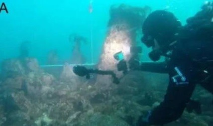 Trong nghiên cứu mới công bố, các chuyên gia nhận định những tàn tích trên có thể thuộc về một nền văn minh thời Đồ đá, nguồn cảm hứng cho một truyền thuyết địa phương về một thành phố cổ bị chìm dưới biển có tên là Ys. Ảnh: SAMM.