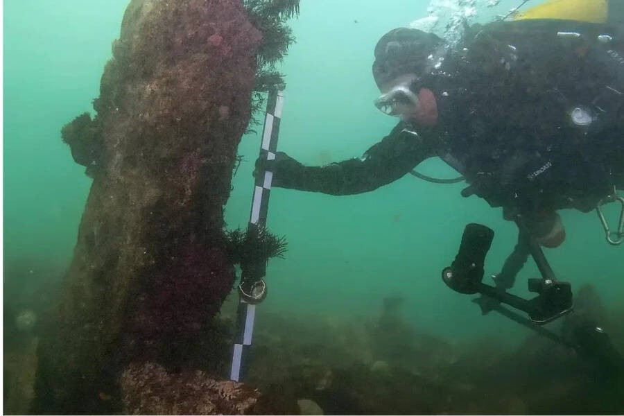 Trong cuộc thám hiểm ngoài khơi bờ biển Brittany, Pháp, các chuyên gia đã tìm thấy tàn tích của dãy tường đá granite, với bức tường dài nhất trải dài khoảng 122m. Nó được tạo thành từ rất nhiều khối đá khổng lồ với tổng trọng lượng ước tính khoảng 3.600 tấn. Ảnh: SAMM.