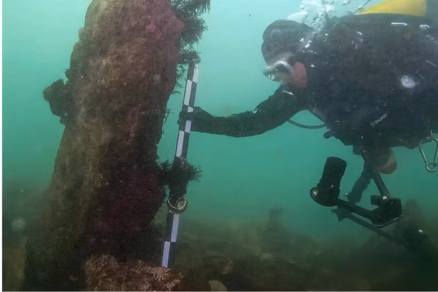 Trong cuộc thám hiểm ngoài khơi bờ biển Brittany, Pháp, các chuyên gia đã tìm thấy tàn tích của dãy tường đá granite, với bức tường dài nhất trải dài khoảng 122m. Nó được tạo thành từ rất nhiều khối đá khổng lồ với tổng trọng lượng ước tính khoảng 3.600 tấn. Ảnh: SAMM.