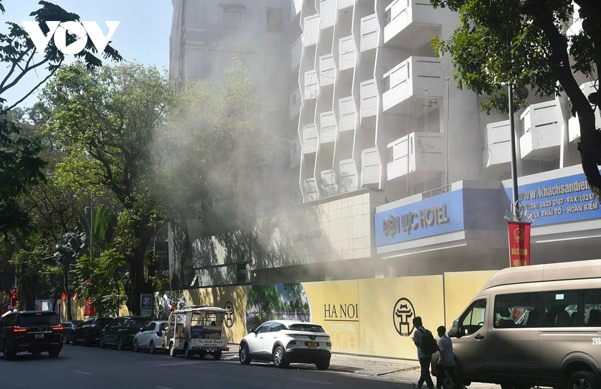 Trong quá trình cào xúc vật liệu, bụi từ công trường bốc lên bao trùm khu vực phá dỡ.