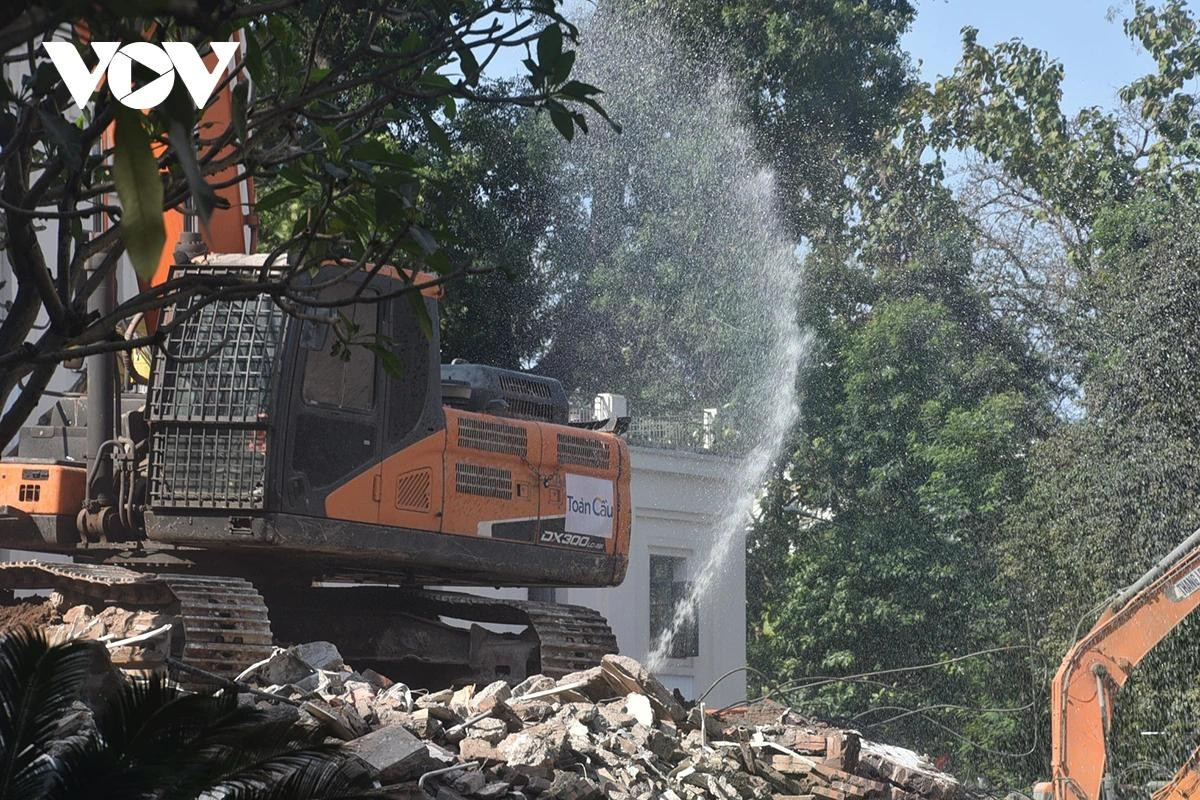 Trong quá trình cào xúc vật liệu liên tục bơm nước để ngăn bụi từ công trường bốc lên.