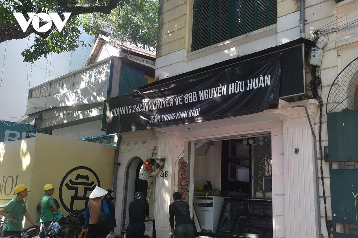 Một cửa hàng cuối cùng trong khu vực điện lực tháo dỡ.