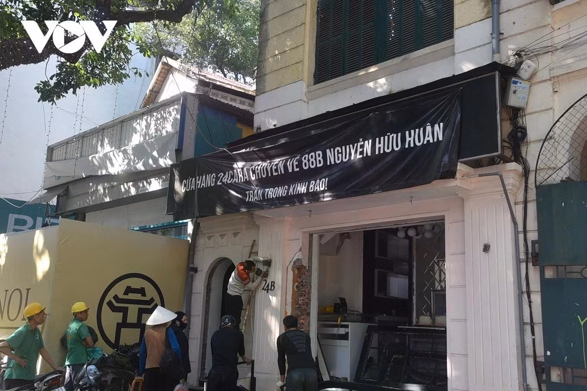 Một cửa hàng cuối cùng trong khu vực điện lực tháo dỡ.