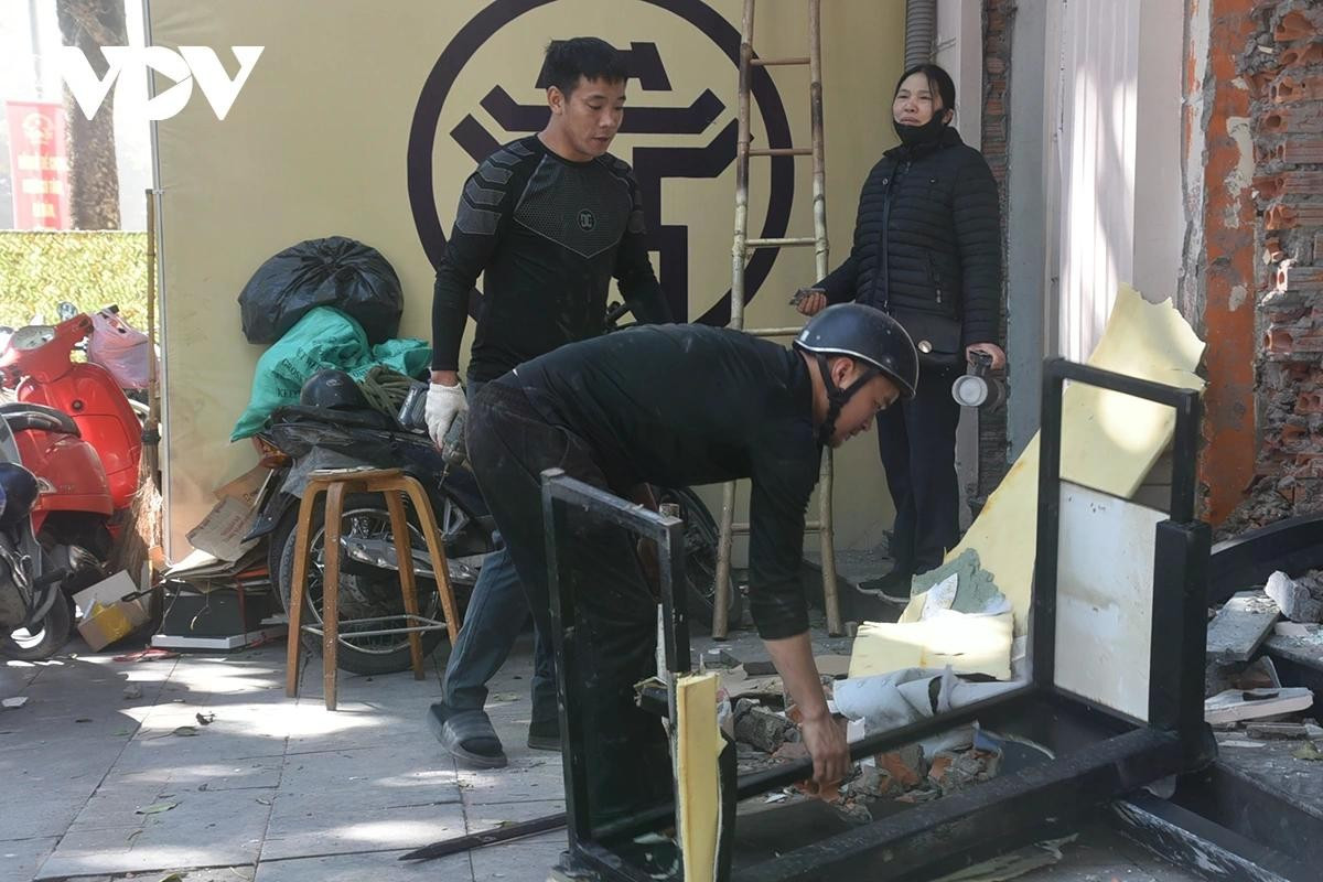 Người dân khẩn trương tháo dỡ thu dọn đồ chuyển đi bàn giao mặt bằng