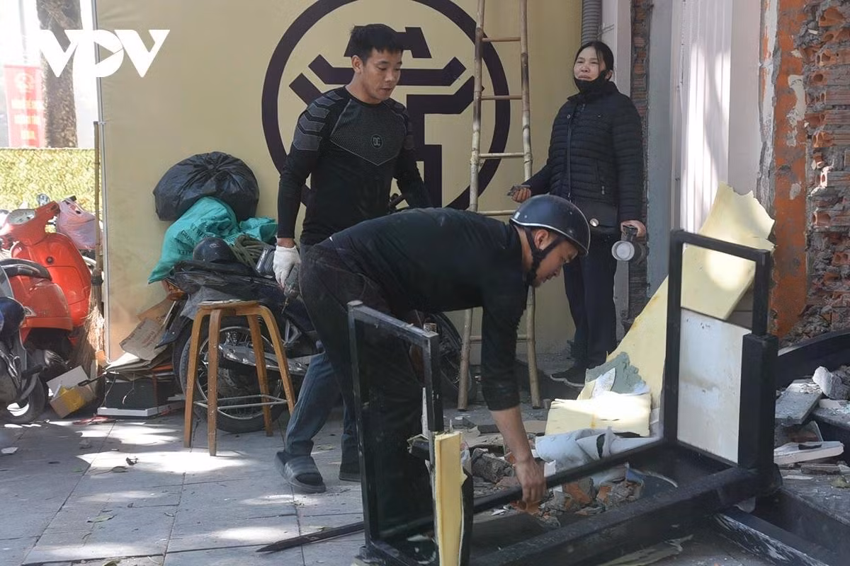 Người dân khẩn trương tháo dỡ thu dọn đồ chuyển đi bàn giao mặt bằng