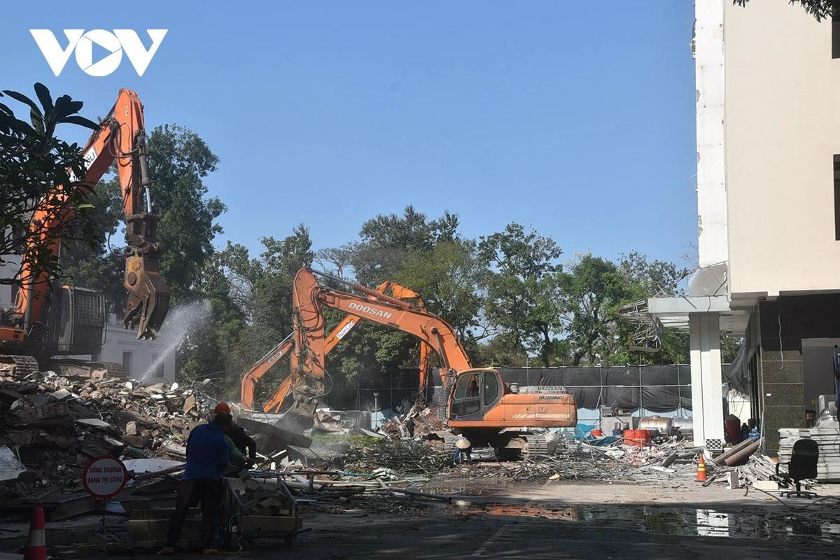 Nhiều máy xúc, máy cào trên công trường hoạt động liên tục để tháo dỡ các hạng mục của công trình.