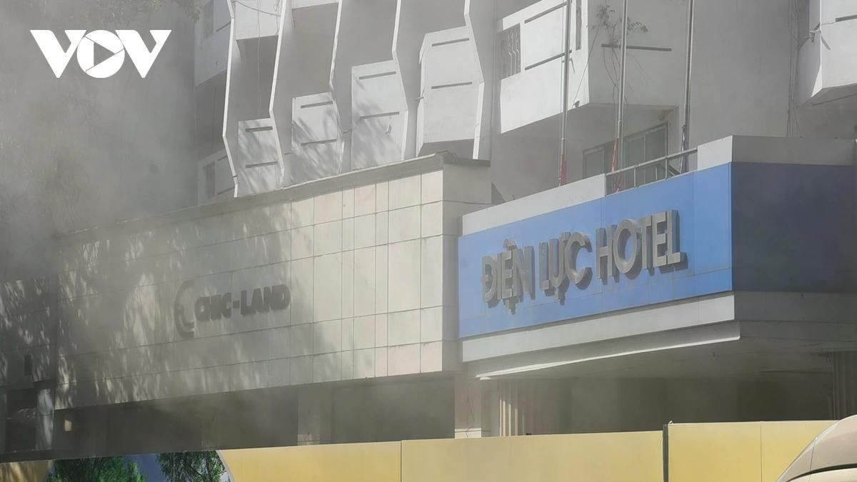 Lớp bụi mù mịt lan ra khu vực xung quanh công trường, đặc biệt là đoạn đường gần khách sạn Điện lực.