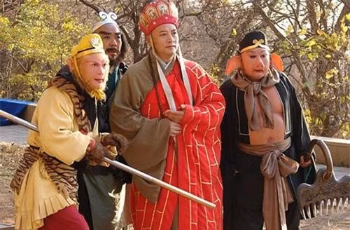 Trong tác phẩm "Tây du ký", Tôn Ngộ Không được mô tả sinh ra từ một hòn đá trên Hoa Quả sơn, hấp thụ tinh hoa của trời đất qua hàng vạn năm và hóa thành Thạch Hầu.