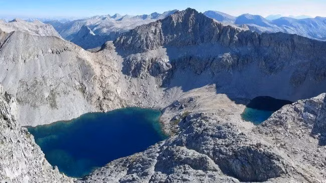 Là ngọn núi trong Công viên quốc gia Glacier ở bang Montana, Mỹ, đỉnh Triple Divide là nơi nước có thể đổ vào một trong 3 đại dương là: Thái Bình Dương, Đại Tây Dương hoặc Bắc Băng Dương. Đây là địa điểm duy nhất trên Trái đất nối giữa 3 đại dương thay vì 3 biển hoặc kết hợp biển và đại dương. Ảnh: Logic Images/Alamy.