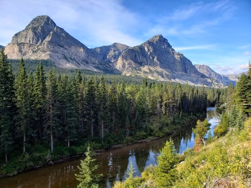 Đỉnh Triple Divide và Snow Dome cũng nằm trên những đường phân thủy lớn - ranh giới tự nhiên chia tách các lưu vực khác nhau. Đỉnh Triple Divide nằm trên Đường phân chia Laurentian ngăn cách vịnh Hudson ở phía Bắc và vịnh Mexico ở phía Nam. Ảnh: peaksandstreams.com.