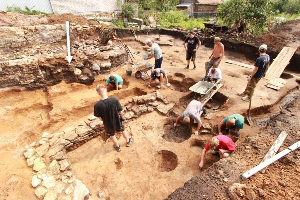 Theo ước tính, kho báu tiền cổ trên có thể trị giá hơn 500.000 USD (tức hơn 13 tỷ đồng) theo tỷ giá hiện nay. Ảnh: Jam Press/Russian Academy of Sciences Institute of Archaeology.