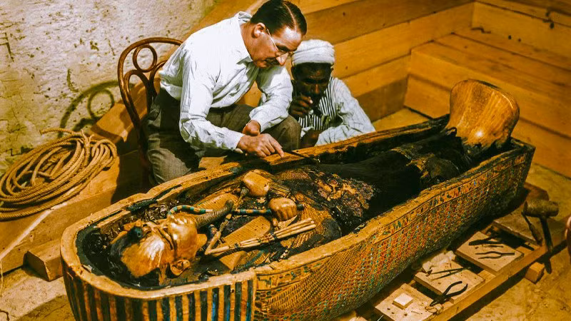 Trong số những pharaoh của Vương triều thứ 18, nổi tiếng là Tutankhamun (hay còn gọi Vua Tut). Lăng mộ vẹn nguyên của pharaoh Tutankhamun cùng kho báu tùy táng cực giá trị đã được một nhóm khảo cổ của Anh phát hiện tại Thung lũng các vị vua vào năm 1922. Ảnh: jakadatoursegypt.com.