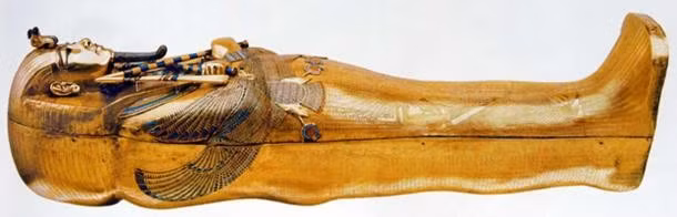 Lớp quan tài trong cùng được làm từ vàng ròng nguyên chất. Lớp giữa làm từ gỗ nạm vàng, có khảm nhiều kính màu. Lớp quan tài ngoài cùng được làm từ gỗ với một lớp vàng bao phủ bên ngoài. Ảnh: Egyptian Museum, Cairo.