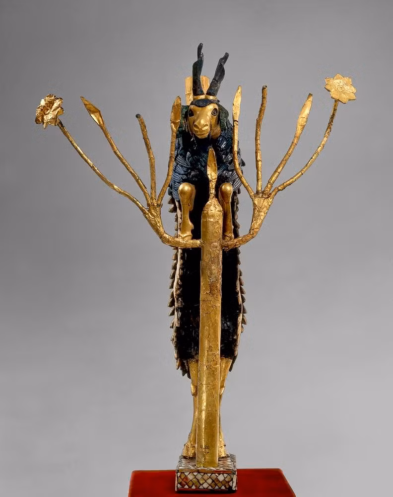 Các nhà nghiên cứu suy đoán bụi cây hoặc bụi rậm là biểu tượng của cây vũ trụ của người Lưỡng Hà. Cây vũ trụ kết nối thiên đường và Trái đất. Những bông hoa trên cây tượng trưng cho thiên đường, trong khi lá tượng trưng cho Trái đất. Hoa văn kim cương trên đế của bức tượng có thể tượng trưng cho những ngọn núi, cụ thể là những ngọn núi ở đường chân trời phía đông của Ur, nơi Mặt trời mọc. Ảnh: britishmuseum.