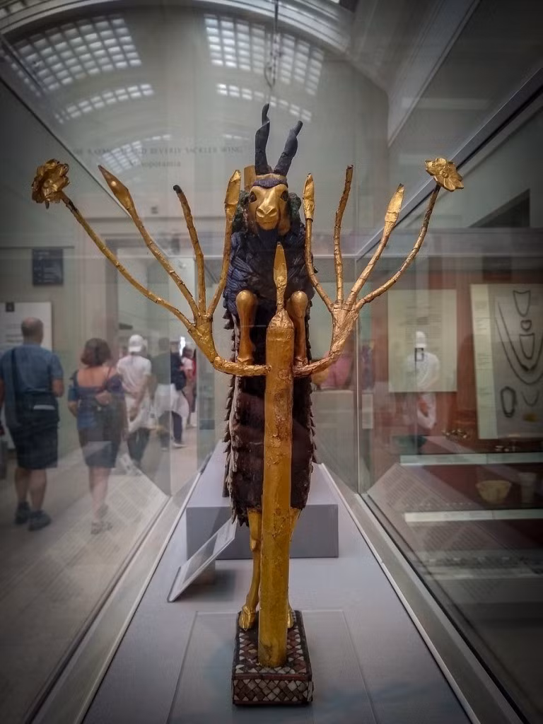 Theo các chuyên gia, bức tượng chế tác từ vàng tinh xảo trên có thể mô tả nghi lễ hàng ngày liên quan đến vận mệnh và sự ra đời của vũ trụ của người Lưỡng Hà cổ đại. Ảnh: sukanyaramanujan.wordpress.com.