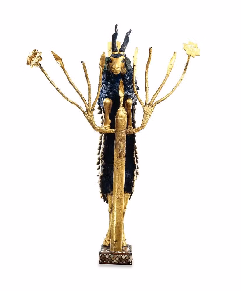 Đầu và chân của bức tượng "Con cừu đực trong bụi cây" làm bằng gỗ, phủ vàng lá. Bụi cây, các bông hoa cũng phủ vàng lá tinh xảo. Trong khi đó, tai của con vật làm bằng đồng, bụng chế tác từ bạc. Ảnh: britishmuseum.