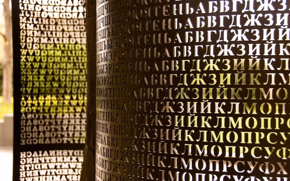 Hai chuyên gia giải mã nghiệp dư Jarret Kobek và Richard Byrne đã phát hiện cách giải đoạn mật mã thứ 4 ẩn giấu trong tài liệu mà nhà điêu khắc Sanborn tặng cho Kho lưu trữ Nghệ thuật Mỹ của Viện Smithsonian tại Washington. Ông Sanborn vô tình để lại trong hồ sơ một mảnh giấy đã ngả màu dán bằng băng keo, chứa thông điệp gốc chưa mã hóa. Ảnh: telegraph.