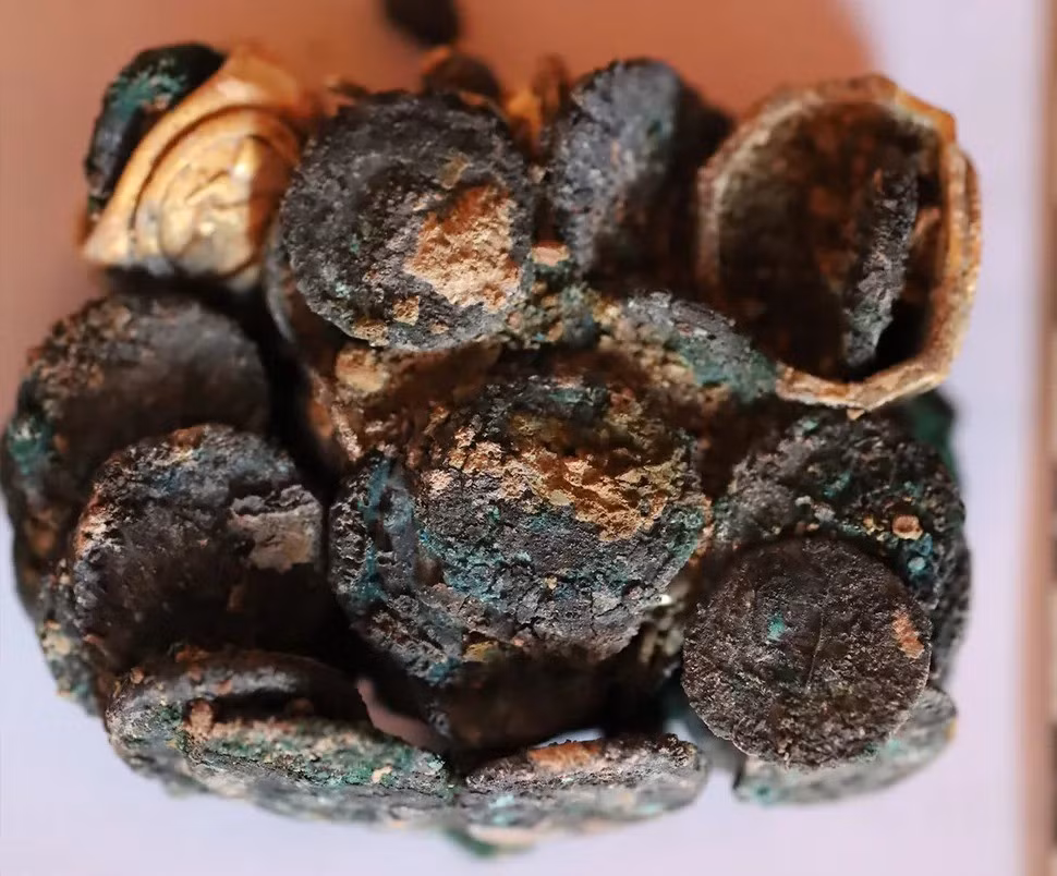 Trong cuộc khai quật tại thành phố Histria - di chỉ khảo cổ nằm trên bờ biển phía Tây Biển Đen, các nhà khảo cổ ở Romania đã tìm thấy kho báu kim loại bị nóng chảy bên trong một ngôi nhà bị hỏa hoạn thiêu rụi của giới thượng lưu La Mã. Ảnh: National Museum of History of Romania.