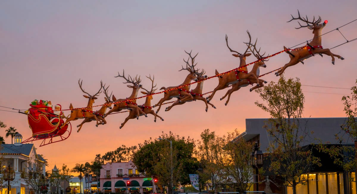 Do đó, 9 con tuần lộc kéo cỗ xe chở ông già Noel vẫn sở hữu cặp gạc lớn vào đêm Giáng sinh thì chắc chắn chúng là con cái. Điều này khác với những thông tin trước đó khi nhiều người cho rằng đàn tuần lộc của ông già Noel đều là cá thể đực. Ảnh: venuearts.com.