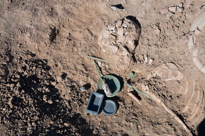 Thiếu nữ được chôn cùng kho báu tùy táng phong phú, bao gồm nhiều đồ trang sức bằng vàng, trâm làm từ ngà voi, một số đồ gốm... Điều này cho thấy bà xuất thân từ một gia đình giàu có hoặc những tài sản này đến từ cuộc hôn nhân. Ảnh: Live Science.