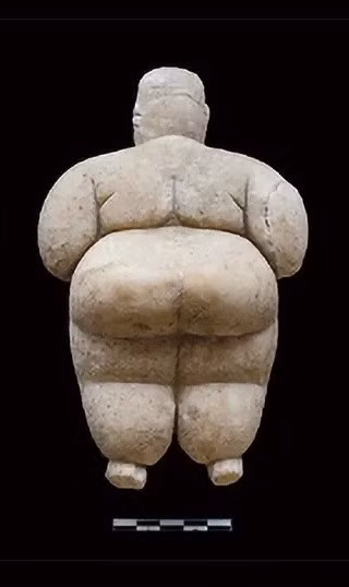 Vào những năm 1990, nhà khảo cổ học Ian Hodder của Stanford đã tiếp quản cuộc khai quật tại Çatalhöyük, và nghiên cứu của ông cho thấy rằng xã hội ở đây phần lớn là bình đẳng, không có sự khác biệt có ý nghĩa về mặt xã hội hay kinh tế giữa nam và nữ. Ảnh: Jason Quinlan.