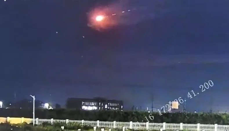 Tuy nhiên, nhiều người cho rằng những tiếng nổ đó chỉ là tiếng sấm vì khi ấy trời đang mưa. Ảnh: Weibo.