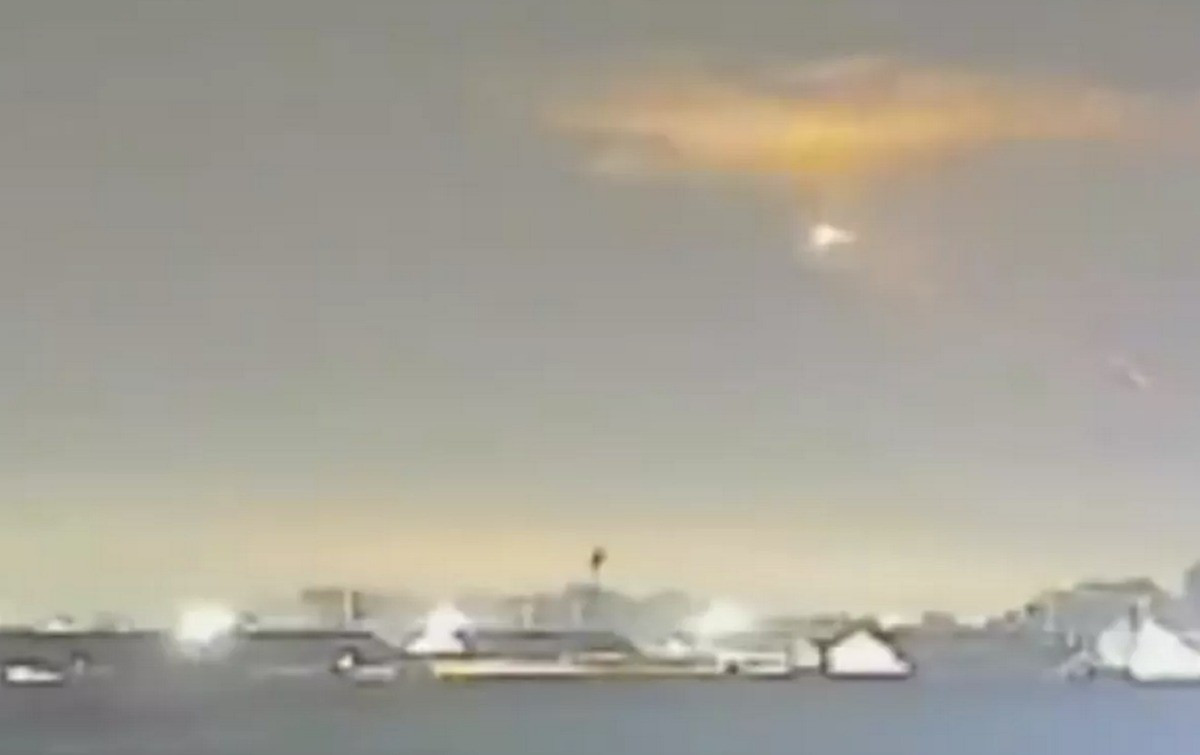 Một số nhân chứng kể rằng đã nghe thấy 2 tiếng nổ lớn cách nhau chừng 3 phút vào khoảng sau 9h tối. Một số người cho hay âm thanh nghe như tiếng pháo rất lớn. Ảnh: Mirror.