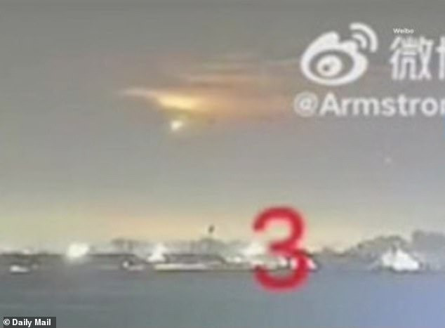 Sau khi một số video ghi lại hình ảnh vật thể bay không xác định xuất hiện và nổ tung trên bầu trời, nhiều cư dân mạng đã để lại bình luận. Trong đó, một vài ý kiến cho rằng, vật thể bí ẩn đó có thể là UFO của người ngoài hành tinh. Ảnh: Daily Mail.