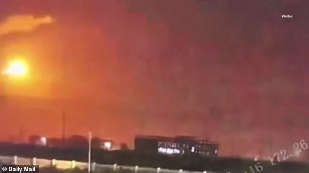 Một tiếng nổ lớn vang lên cùng với ánh sáng chói lòa xuất hiện rồi vật thể đó rơi xuống đất. Sự việc khiến nhiều người tò mò không biết sự việc gì đã diễn ra. Ảnh: Daily Mail.