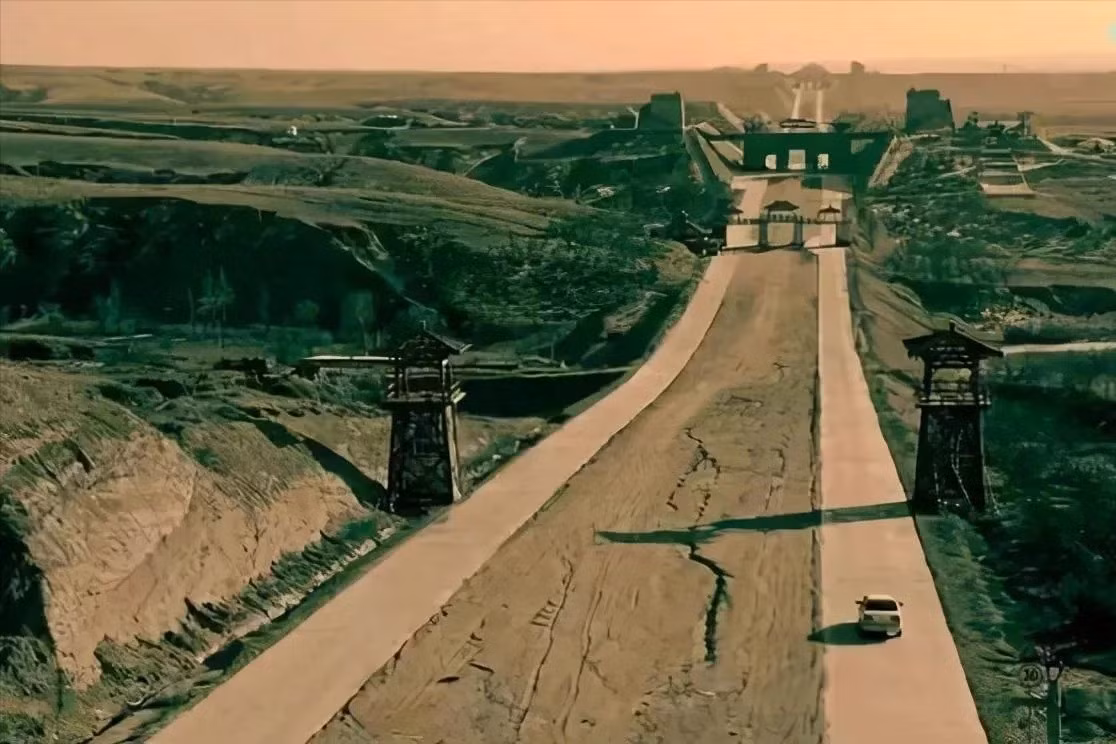 Tần Trực Đạo được xây dựng vào năm 212 trước Công nguyên, bắt đầu từ Vân Dương (nay thuộc huyện Thuần Hóa, Thiểm Tây) và kéo dài tới Cửu Nguyên (nay là thành phố Bao Đầu, Nội Mông). Đây được xem là một trong những công trình giao thông vĩ đại nhất của Trung Quốc cổ đại, đóng vai trò như một "xa lộ" nối kinh đô của nhà Tần với các vùng biên giới phía Bắc, tạo điều kiện cho việc cơ động nhanh quân đội và truyền đạt mệnh lệnh triều đình. Ảnh: inf.