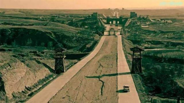 Kết quả cuộc khai quật mới đây cho thấy cấu trúc con đường vẫn hiện rõ trong các mặt cắt địa hình. Dưới lớp đất mặt là các tầng gồm mặt đường bị giẫm nén, lớp nền đầm chặt và vật liệu đắp. Mặt đường có dạng phân lớp giống "ngàn lớp bánh", dày khoảng 11 - 19 cm. Ảnh: seetao.com.