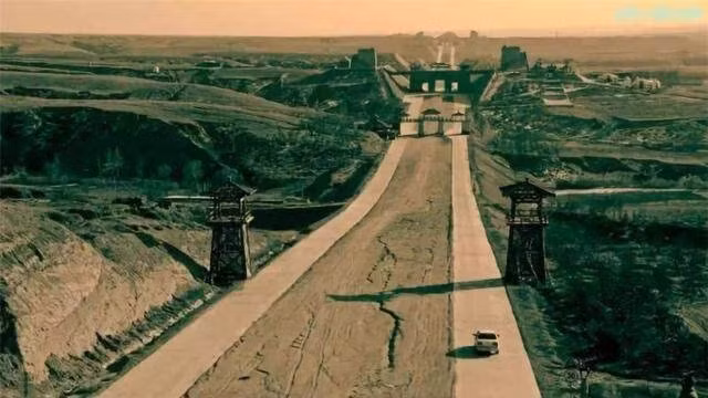 Kết quả cuộc khai quật mới đây cho thấy cấu trúc con đường vẫn hiện rõ trong các mặt cắt địa hình. Dưới lớp đất mặt là các tầng gồm mặt đường bị giẫm nén, lớp nền đầm chặt và vật liệu đắp. Mặt đường có dạng phân lớp giống "ngàn lớp bánh", dày khoảng 11 - 19 cm. Ảnh: seetao.com.